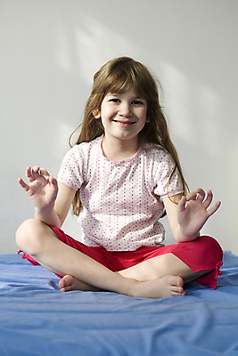 포토 JPG 해외이미지 1 라이프스타일 여자 행복 어린이 바다 포즈 요가 휴식 건강 연꽃 한명 사람 앉기 운동복 금발 운동 평화 우주 화목 기쁨 에너지 명상 싱글 무릎 위치 혼자 카피스페이스 유일 해외202004 해외포토 헤어스타일 웰빙 옷 꽃 감정 컨셉 모션 생활 신체부위 공백 파일형식 이미지허브