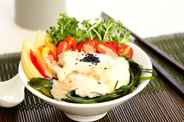 포토 JPG 해외이미지 음식 잎 다이어트 토마토 채소 젓가락 방울토마토 건강 요리 씨앗 동양인 사람없음 빨간색 갈색 노란색 새싹 일본 검은색 식사 저녁식사 견과류 매트 흰색 사발 해조류 먹기 복지 대나무 유기농 질감 두부 깨 후추 점심식사 대두 바이오 저지방 짠맛 채식주의자 해외202004 해외포토 나무 식물 웰빙 아시아 컬러 식재료 모션 수저 인종 조미료 사기그릇 해양식물 맛 기름_음식 사회이슈 향신료 채식 파일형식 이미지허브