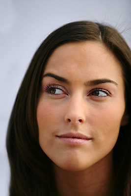 포토 JPG 해외이미지 백인 1 외관 응시 옷 여자 생각 미래 설계 갈색머리 한명 사람 야외 청춘 갈색 평화 떨어짐 명상 고민 싱글 배려 해외202004 해외포토 서양인 헤어스타일 시선 감정 컬러 컨셉 파일형식 이미지허브