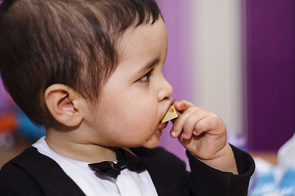 포토 JPG 해외이미지 백인 1 손 여자 교육 행복 얼굴 어린이 음식 백그라운드 컨셉 다이어트 놀이 사탕 한명 사람 소년 금발 케이크 초콜릿 기쁨 흰색 표현 입 달콤 작음 먹기 고립 해외202004 해외포토 서양인 헤어스타일 남자 감정 컬러 모션 디저트 건강 신체부위 맛 크기 파일형식 이미지허브