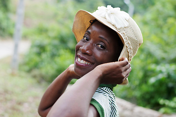 포토 JPG 해외이미지 여자 캠페인 백그라운드 한명 미소 웃음 사람 성인 초록색 산책 흰색 숲 선로 지능 해외202004 해외포토 1 컬러 휴식 표정 파일형식 이미지허브