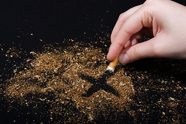 포토 JPG 해외이미지 라이프스타일 손 검은배경 신체부위 잡기 X 담뱃재 금연 담배꽁초 해외202004 해외포토 알파벳 캠페인 백그라운드 모션 담배 사람 생활 검은색 사회이슈 파일형식 이미지허브