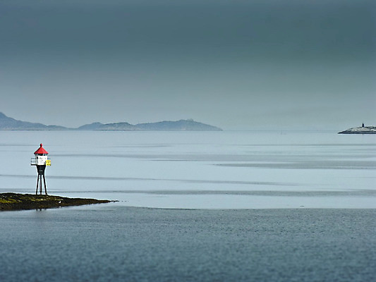 포토 JPG 해외이미지 유럽 바다 여행 표시 낚시 휴가 항해 노르웨이 경고 안전 풍경 사람없음 야외 빨간색 물 파란색 물방울 신호 고정 북쪽 네비게이션 부표 뿌연 우울감 피오르 해외202004 해외포토 자연요소 감정 나라 컬러 배_교통 레저 방향 지형 파일형식 이미지허브