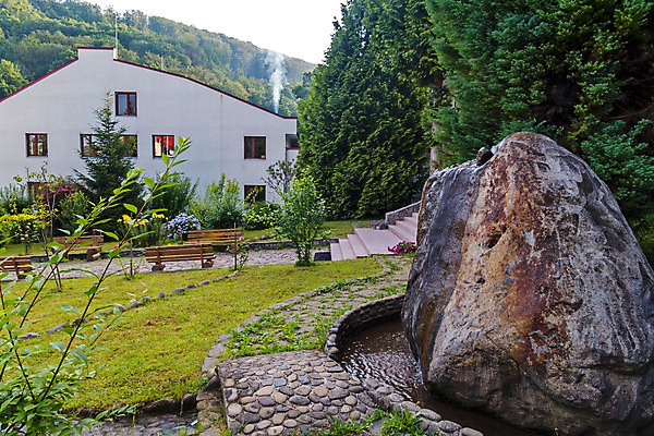 포토 JPG 해외이미지 나무 포장 하늘 호텔 휴가 산 사람없음 야외 건물 목재 물 우주 흰색 신선 당구 빌라 관목 해외202004 해외포토 자연요소 식물 건축물 컬러 재료 숙소 주택 구기 파일형식 이미지허브