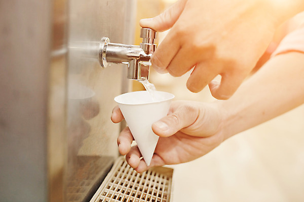 포토 JPG 해외이미지 종이 음료 백그라운드 실내 건강 사람없음 물 여름 상자 금속 젖음 흐름 추위 마시기 나뭇가지 신선 액체 닫기 떨어짐 갈증 분수 일반 스플래쉬 공급 해외202004 해외포토 자연요소 나무 계절 컨셉 모션 재질 내부 파일형식 이미지허브