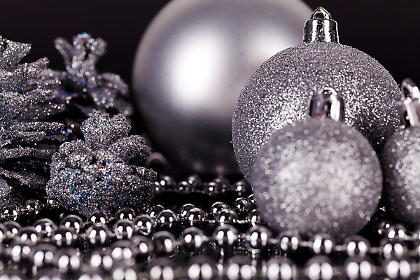 포토 JPG 해외이미지 크리스마스장식 크리스마스 검은배경 실내 사람없음 장식볼 은색 소프트포커스 오브젝트 솔방울 오너먼트 해외202004 해외포토 기념일 컬러 백그라운드 촬영기법 내부 장식 검은색 파일형식 이미지허브