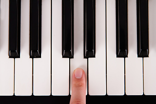 포토 JPG 해외이미지 손 연주 실내 신체부위 피아노건반 피아노 피아니스트 해외202004 해외포토 음악 사람 내부 연주자 건반 건반악기 파일형식 이미지허브