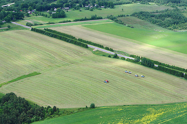 포토 JPG 해외이미지 식물 산업 음식 빵 줄기 밭 농업 자연 옥수수 풍경 사람없음 야외 빨간색 여름 파란색 농작물 농장 노란색 기계 수확 성장 가을 시골 업무 작업 결합 작음 큼 땅 6 자르기 시리얼 밀 장면 트랙터 밀짚 되감기 수유 컨베어밸트 해외202004 해외포토 계절 컬러 모션 곡류 숫자 짚 크기 농기계 생태계 특수차량 파일형식 이미지허브