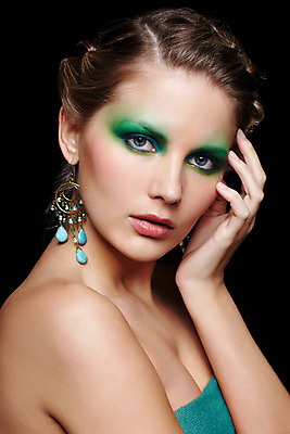 포토 JPG 해외이미지 백인 모델 라이프스타일 헤어스타일 손 여자 유럽 얼굴 장신구 손가락 건강 한명 사람 초록색 파란색 유행 귀걸이 검은색 화장품 터치 흰색 화려 보석 피부 어깨 아이섀도 스타일 해외202004 해외포토 서양인 1 나라 컬러 컨셉 생활 신체부위 뷰티 광석 파일형식 이미지허브