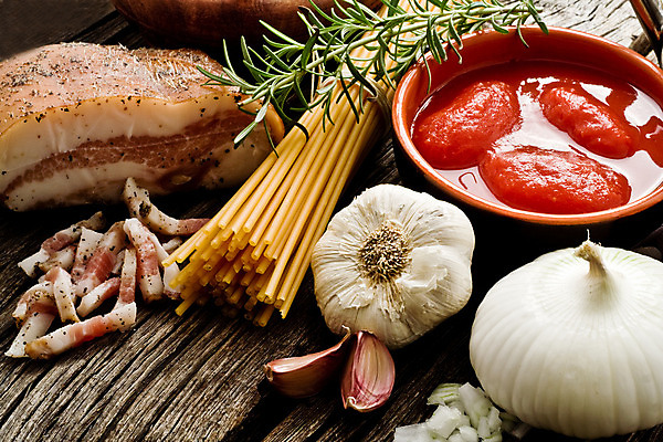 포토 JPG 해외이미지 토마토 재료 베개 양파 파스타 마늘 스파게티 사람없음 목재 시골 자르기 햄 레시피 토마토소스 로즈메리 해외202004 해외포토 나무 채소 침구 모션 서양음식 육류 소스_음식 허브 파일형식 이미지허브