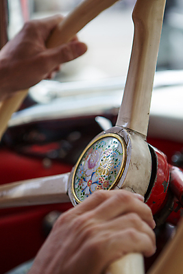 포토 JPG 해외이미지 손 여행 2 부분 교통시설 모션 자동차 버튼 실내 손잡이 사람 성인 사람없음 내부 신체부위 세로 금속 검은색 장비 회색 운전 잡기 판넬 바퀴 운전사 은색 플라스틱 가죽 방향 오브젝트 속도 만족 부드러움 승객 시스템 엔진 모터 계기판 되감기 속도계 자동 키패드 방식 전경 해외202004 해외포토 직업 감정 육상교통 컬러 교통 재질 풍경 감각 시설 파일형식 탑뷰 이미지허브