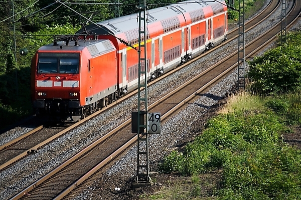 포토 JPG 해외이미지 여행 교통시설 독일 사람없음 빨간색 기차 트랙 해외202004 해외포토 유럽 육상교통 컬러 교통 대중교통 시설 파일형식 이미지허브