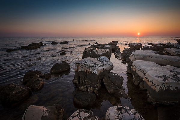 포토 JPG 해외이미지 파도 바다 오렌지 자연 하늘 표면 아침 풍경 사람없음 야외 물 여름 파란색 빛 컬러풀 태양 반사 일출 침묵 황혼 일몰 새벽 바위 황금 저녁 상승 암초 마법 스카이라인 수평선 해외202004 해외포토 주간 자연요소 계절 컬러 컨셉 과일 노을 소리 돌_바위 야간 생태계 파일형식 이미지허브