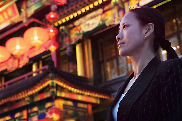 포토 JPG 해외이미지 여자 행복 40대 성공 한명 정장 야외 옆모습 가로 컬러풀 중국 등불 비즈니스우먼 자신감 결심 베이징 개성 사색 시리즈 해외202004 해외포토 1 옷 감정 아시아 뷰포인트 컬러 중년 컨셉 생각 비즈니스 조명 사람 직장인 파일형식 이미지허브