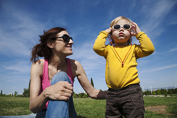 포토 JPG 해외이미지 백인 응시 공원 여자 딸 행복 감정 안경 아들 얼굴 어린이 분홍색 가족 관계 엄마 친절 갈색머리 함께함 웃음 사람 소년 잔디 두명 초록색 파란색 컬러풀 금발 선글라스 노란색 침묵 청바지 아기 걸음마 해외202004 해외포토 서양인 식물 헤어스타일 시선 잡화 공공시설 남자 컬러 컨셉 바지 모션 표정 신체부위 소리 파일형식 이미지허브
