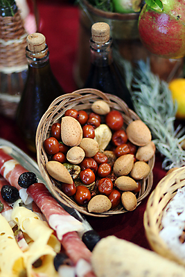 포토 JPG 해외이미지 접시 음식 과일 재료 종류 요리 사람없음 초록색 견과류 칵테일 선택 자르기 지중해 허브 묘사 올리브 아몬드 로즈메리 해외202004 해외포토 식물 식기 열매 바다 컬러 컨셉 모션 주류 파일형식 이미지허브