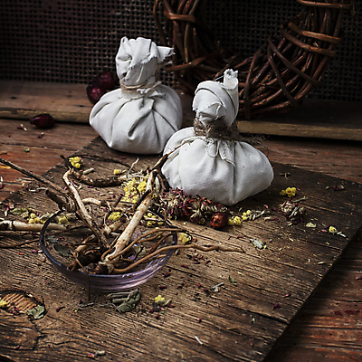 포토 JPG 해외이미지 식물 전통 꽃잎 꽃 잎 재료 자연 건조 건강 사람없음 목재 치료 약 수확 시골 약초 다발 허브 향신료 복고 아로마 향 파운드 아로마테라피 테라피 라벤더 내추럴 돌봄 막자 에센스 치유 해외202004 해외포토 나무 돈 농업 의학 모션 뷰티 화장품 풀_식물 생태계 향미료 파일형식 이미지허브