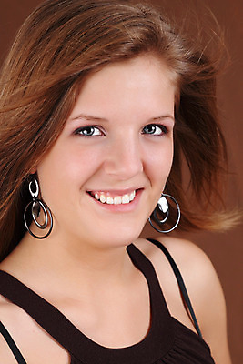 포토 JPG 해외이미지 백인 1 여자 행복 얼굴 한명 미소 사람 성인 청춘 금발 갈색 머리 흰색 치아 자르기 내추럴 고립 해외202004 해외포토 서양인 헤어스타일 감정 컬러 컨셉 모션 표정 신체부위 소화기관 파일형식 이미지허브