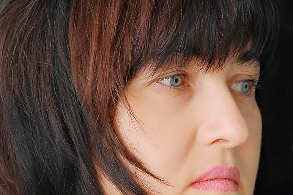 포토 JPG 해외이미지 백인 여자 얼굴 한명 파란색 머리 검은색 해외202004 해외포토 서양인 1 컬러 사람 신체부위 파일형식 이미지허브