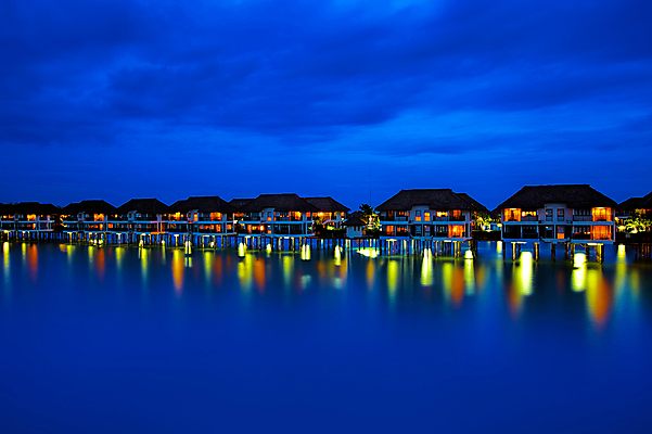 포토 JPG 해외이미지 구름 바다 여행 자연 하늘 호텔 휴가 휴식 주택 풍경 해변 사람없음 야외 건물 물 파란색 빛 일출 항구 황혼 일몰 새벽 산책로 재산 고급 야간 인도인 빌라 시골집 휴양지 방파제 방갈로 리빙 말레이시아 이국적 터키석 파라다이스 해외202004 해외포토 자연요소 외국인 건축물 공공시설 아시아 길 컬러 컨셉 교통시설 숙소 동양인 금융 노을 장소 보석 생태계 파일형식 이미지허브