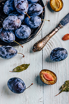 포토 JPG 해외이미지 접시 잎 단면 실내 씨앗 사람없음 하이앵글 나이프 슬라이스 서양자두 나무배경 해외202004 해외포토 식물 식기 뷰포인트 백그라운드 내부 칼 파일형식 이미지허브