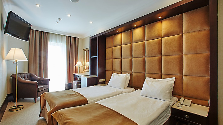 포토 JPG 해외이미지 디자인 벽 여행 가구 2 창문 베개 침구 탁자 호텔 휴식 새로움 바닥 아파트 주택 실내 사람없음 내부 목재 장식 침실 이불 방 흰색 침대 램프 잠 커튼 고급 서비스 치수 여관 더블 매트리스 표준 안락 해외202004 해외포토 나무 컬러 생활용품 컨셉 재료 숙소 조명 건물 파일형식 이미지허브