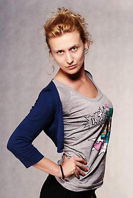 포토 JPG 해외이미지 백인 모델 1 응시 옷 여자 포즈 티셔츠 한명 사람 금발 공백 회색 흰색 유혹 고립 얇은 카피스페이스 해외202004 해외포토 서양인 헤어스타일 시선 컬러 컨셉 셔츠 파일형식 이미지허브