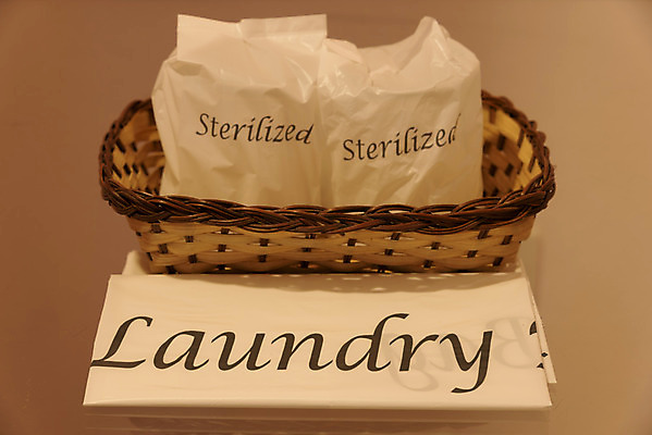 포토 JPG 해외이미지 호텔 잔 실내 사람없음 바캉스 바구니 빨래통 살균 호캉스 해외202004 해외포토 식기 숙소 휴가 내부 파일형식 이미지허브