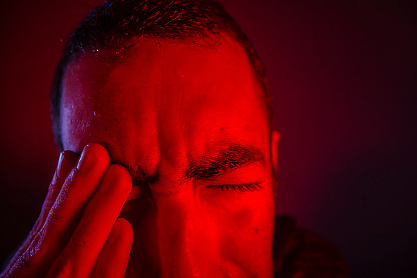 포토 JPG 해외이미지 백인 1 손 남자 감정 얼굴 스트레스 건강 피곤 한명 사람 성인 빨간색 머리 어둠 고통 슬픔 표현 좌절 닫기 울음 고민 두통 문제 후회 긴장 반응 압력 우울증 위기 재앙 트러블 편두통 해외202004 해외포토 서양인 컬러 컨셉 모션 표정 신체부위 질병 파일형식 이미지허브