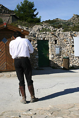 포토 JPG 해외이미지 남자 운동화 출입구 부츠 사람 사람없음 건물 마을 스페인어 해외202004 해외포토 건축물 신발 파일형식 이미지허브