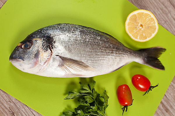 포토 JPG 해외이미지 접시 방울토마토 도마 도마_주방용품 파슬리 사람없음 레몬 날것 도미 해외202004 해외포토 식기 토마토 채소 과일 주방용품 어류 파일형식 이미지허브