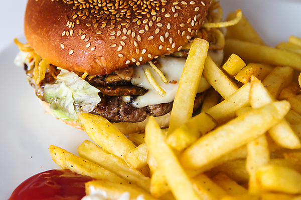 포토 JPG 해외이미지 접시 패스트푸드 실내 근접촬영 사람없음 감자튀김 햄버거 인스턴트 정크푸드 케첩 해외202004 해외포토 식기 음식 뷰포인트 감자 내부 튀김 소스_음식 파일형식 이미지허브