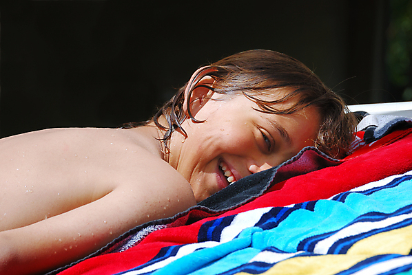 포토 JPG 해외이미지 응시 남자 얼굴 어린이 휴가 휴식 한명 미소 사람 소년 야외 10대 여름 청춘 수건 햇빛 태양 머리 쌓기 젖음 촉촉함 신선 뜨거움 떨어짐 선탠 거짓말 해외202004 해외포토 자연요소 1 시선 계절 컨셉 모션 청소년 표정 신체부위 위생용품 파일형식 이미지허브