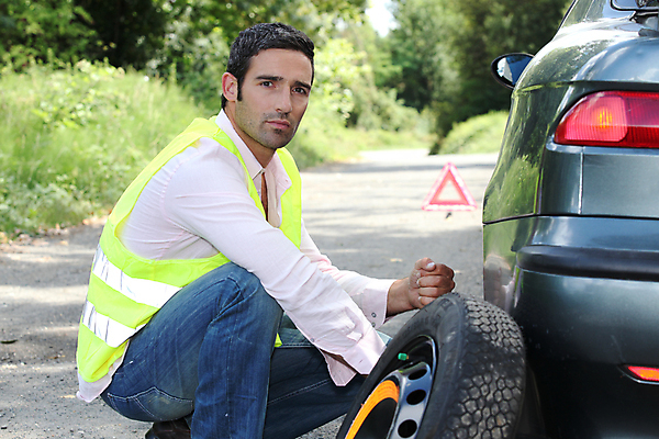포토 JPG 해외이미지 주간 서양인 응시 남자 자동차 한명 상반신 성인 야외 옆모습 주먹 바퀴 무릎꿇기 위험 타이어 비상등 안전조끼 성인남자한명만 해외202004 해외포토 자연요소 외국인 1 시선 육상교통 뷰포인트 컨셉 모션 사람 남자한명만 성인남자만 파일형식 이미지허브