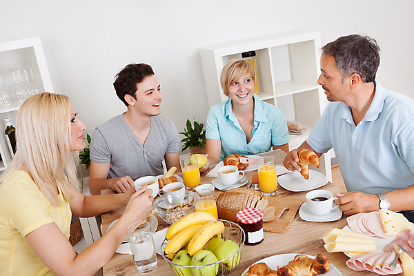 포토 JPG 해외이미지 라이프스타일 여자 남자 딸 행복 아들 커피 음식 다이어트 오렌지 과일 가족 관계 탁자 엄마 치즈 함께함 실내 건강 육류 요리 미소 사람 앉기 여러명 주방 요식업 식사 주스 아빠 아침식사 두루마리 먹기 준비 나눔 언니 남동생 영양분 해외202004 해외포토 감정 산업 음료 가구 다수 컨셉 식재료 모션 유제품 표정 내부 생활 자매 동생 파일형식 이미지허브