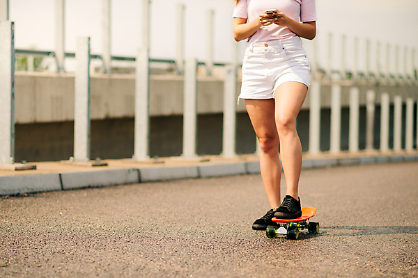 포토 JPG 해외이미지 백인 라이프스타일 여자 도로 스포츠 반바지 모바일 거리 한명 사람 앉기 야외 스마트폰 핸드폰 유행 스케이트 스케이팅 흰색 청바지 도시 스케이트보드 닫기 시원함 스마트 스케이터 양발 스타일 해외202004 해외포토 서양인 1 길 스포츠용품 컬러 컨셉 바지 교통시설 모션 겨울스포츠 운동선수 생활 전자제품 스마트기기 보드_스포츠 파일형식 이미지허브