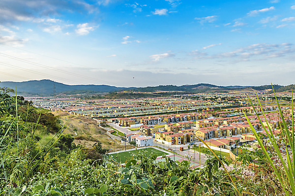 포토 JPG 해외이미지 외관 선 건축양식 교실 자연 지붕 아파트 주택 안테나 풍경 사람없음 건물 미국 재산 중앙 커뮤니티 에콰도르 연립주택 이웃 남쪽 교외 줄서기 해외202004 해외포토 건축물 교육 건축 북아메리카 통신 학교 모션 금융 남아메리카 방향 생태계 파일형식 이미지허브