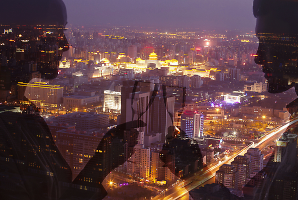 포토 JPG 해외이미지 실루엣 야경 와인잔 사람없음 야외 도시풍경 고층빌딩 중국 도심 전경 해외202004 해외포토 아시아 술잔 촬영기법 풍경 빌딩 도시 야간 파일형식 탑뷰 풍경_경치 이미지허브