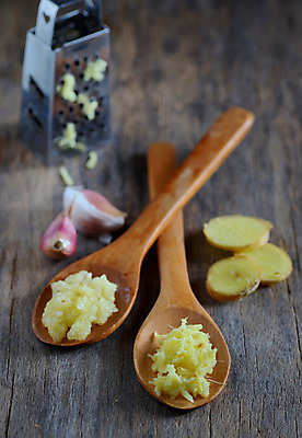 포토 JPG 해외이미지 음식 채소 재료 자연 건강 마늘 요리 동양인 사람없음 목재 약 갈색 주방 숟가락 흰색 신선 양념 맛 인도인 허브 향신료 매움 날것 반죽 아로마 뿌리 향 생강 내추럴 땅바닥 채식주의자 치료제 해외202004 해외포토 외국인 나무 식물 컬러 컨셉 의학 바닥 수저 인종 생태계 채식 향미료 파일형식 이미지허브