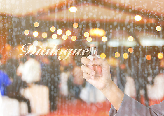 포토 JPG 해외이미지 손 여자 백그라운드 컨셉 비즈니스 말하기 대화 한명 사람 방 향수 향기 분무기 해외202004 해외포토 1 모션 신체부위 화장품 냄새 파일형식 이미지허브