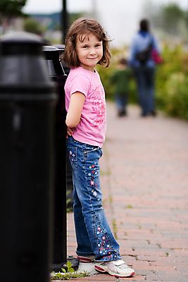 포토 JPG 해외이미지 백인 여자 딸 행복 아들 어린이 가족 자연 엄마 한명 서기 소년 야외 걷기 산책로 언니 남동생 해외202004 해외포토 서양인 1 남자 감정 길 관계 모션 사람 생태계 자매 동생 파일형식 이미지허브