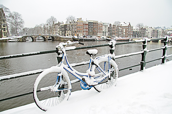 포토 JPG 해외이미지 유럽 문화 도로 여행 겨울 건축양식 교통시설 거리 주택 사람없음 야외 건물 물 자전거 냉동 추위 흰색 도시 중세 재산 12월 네덜란드 운하 암스테르담 옛날 채널 눈내림 해외202004 해외포토 자연요소 건축물 계절 건축 나라 길 컬러 교통 눈_날씨 금융 바이크 날짜 역사 시설 파일형식 이미지허브