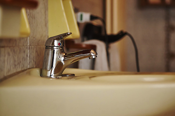 포토 JPG 해외이미지 사람없음 물 금속 욕실 기구 도자기 오브젝트 수도꼭지 변기통 옛날 제어 해외202004 해외포토 자연요소 재질 파일형식 이미지허브