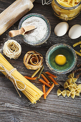 포토 JPG 해외이미지 모양 전통 음식 백그라운드 채소 재료 텍스트 탁자 파스타 스파게티 요리 사람없음 목재 노란색 우주 계란 이탈리아 수확 시골 그룹 밀 국수 날것 튜브 타입 내추럴 그런지 마카로니 생식 카피스페이스 통밀 탈리아텔레 해외202004 해외포토 나무 유럽 컬러 가구 농업 곡류 서양음식 알 공백 면류 파스타면 파일형식 이미지허브