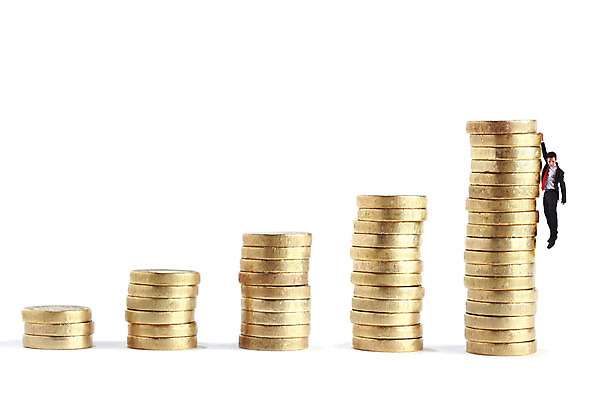 포토 JPG 해외이미지 컨셉 돈 사다리 아이디어 한명 사람 금융 빛 쌓기 동전 도전 성장 가을 흰색 비즈니스맨 재산 미끄럼틀 위험 투자 조심 보물 위기 투쟁 내려보기 해외202004 해외포토 1 계절 남자 컬러 비즈니스 모션 경제 도구 직장인 놀이기구 파일형식 이미지허브