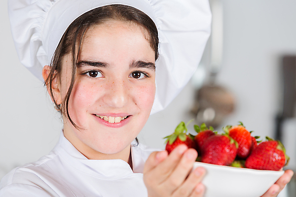 포토 JPG 해외이미지 응시 여자 행복 얼굴 어린이 음식 유니폼 탁자 딸기 갈색머리 요리 한명 세로 주방 식당 요리사 버섯 기쁨 사발 칼 준비 해외202004 해외포토 직업 1 헤어스타일 시선 옷 감정 가구 과일 사람 신체부위 상점 사기그릇 파일형식 이미지허브