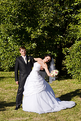 포토 JPG 해외이미지 커플 드레스 공원 여자 남자 행복 문화 결혼 2 가족 자연 결혼식 남편 함께함 사랑 미소 사람 성인 야외 두명 초록색 여름 청춘 햇빛 태양 가을 흰색 축하 표현 춤 아내 우아함 긍정 열정 베일 해외202004 해외포토 자연요소 옷 계절 공공시설 감정 컬러 컨셉 관계 문화예술 표정 이벤트 생태계 파일형식 이미지허브