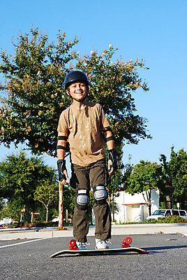 포토 JPG 해외이미지 나무 공원 남자 도로 어린이 스포츠 포즈 장난 모션 하늘 한명 미소 사람 소년 취미 야외 10대 여름 파란색 청춘 운동 점프 봄 스케이트 게임 청바지 스케이트보드 바퀴 당구 속도 스케이터 해외202004 해외포토 식물 1 계절 공공시설 길 스포츠용품 컬러 컨셉 바지 교통시설 청소년 놀이 운동선수 표정 건강 구기 보드_스포츠 파일형식 이미지허브