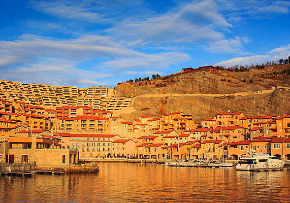 포토 JPG 해외이미지 외관 바다 여행 건축양식 하늘 부동산 휴가 주택 풍경 사람없음 건물 물 여름 발코니 해외202004 해외포토 자연요소 건축물 계절 건축 재산 파일형식 이미지허브