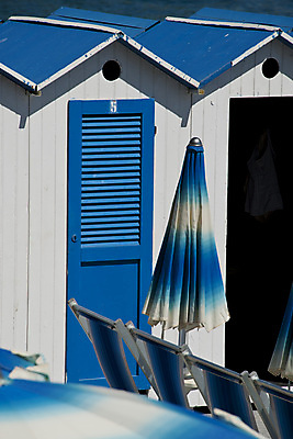 포토 JPG 해외이미지 계절 우산 사람없음 야외 여름 파란색 목욕 이탈리아 흰색 지중해 양산 해외202004 해외포토 유럽 바다 컬러 청결 파일형식 이미지허브